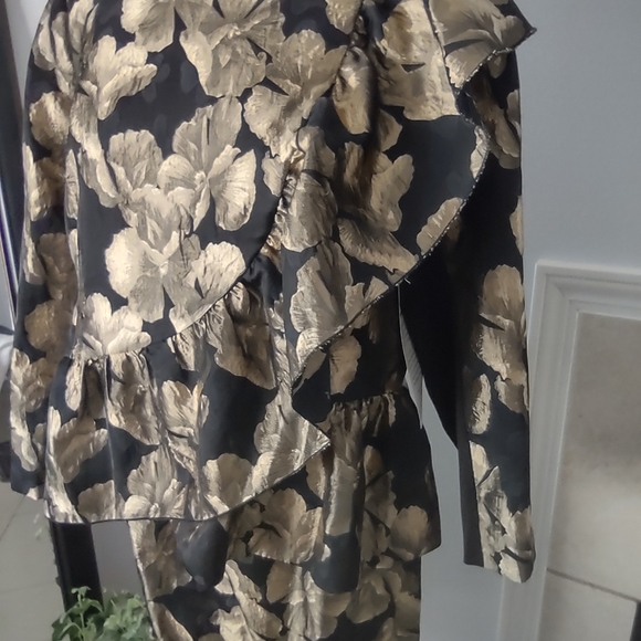 COPY - NWT Ashro 2pc Black and Gold Skirt Set Size 16 - Picture 15 of 16